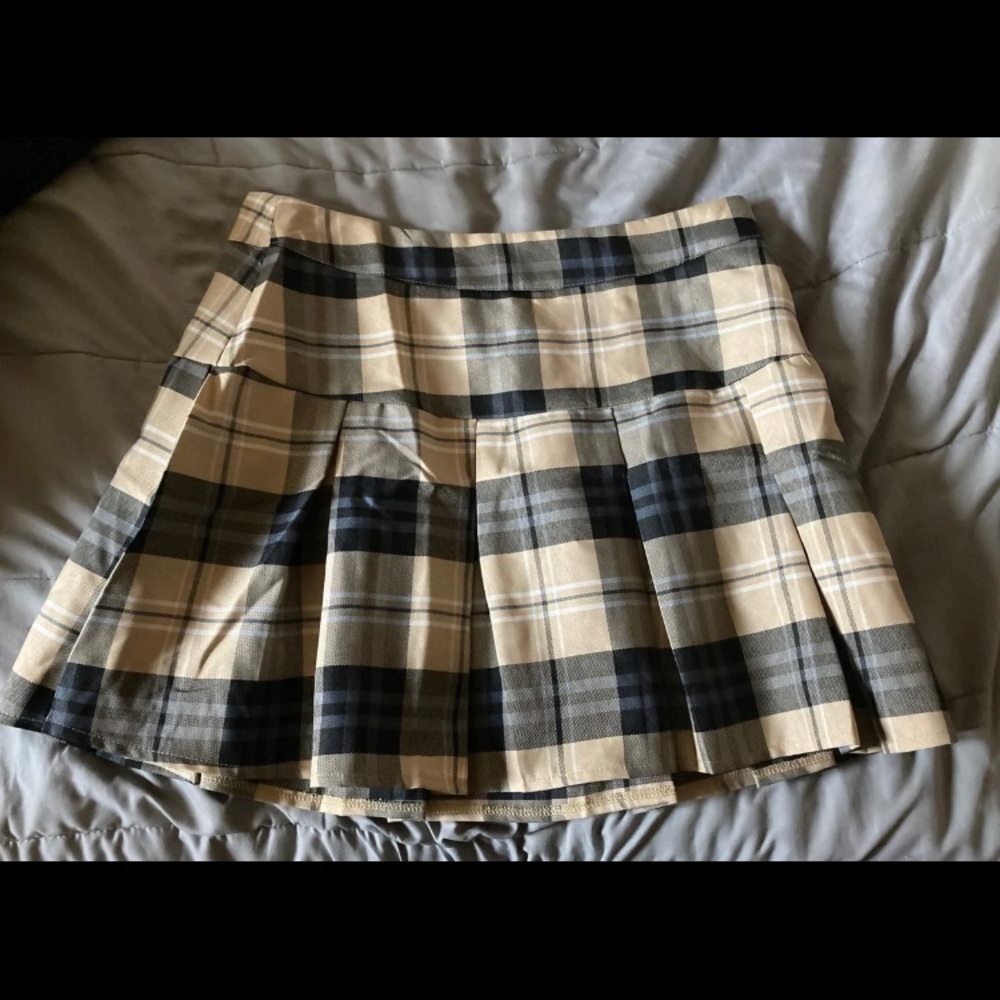 Hesperus plaid cream and black pleated skirt